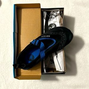Body Glove water shoes size 9 men